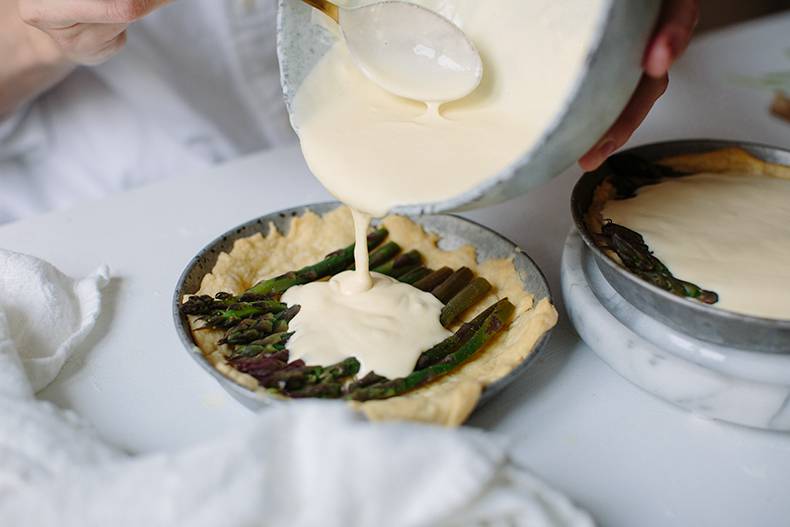 Asparagus quiche with toppings